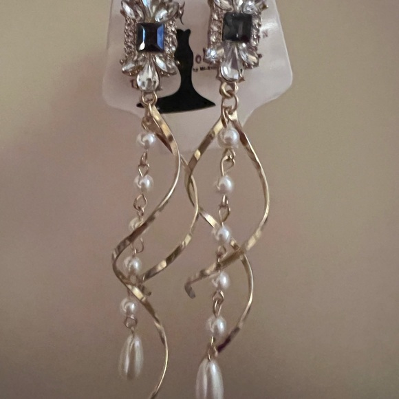 DARK GRAY COLORED GEMSTONE WITH SPIRALING GOLD AND FAUX PEARL DANGLING EARRINGS - Picture 3 of 6